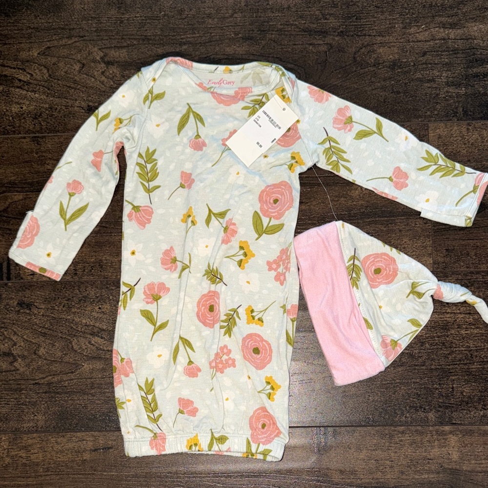NWT Everly Grey Carnation Print Sleep Sack and Hat